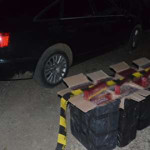 Aproximativ 20.000 de pachete cu țigări și patru autoturisme confiscate pentru contrabandă, la frontiera de nord