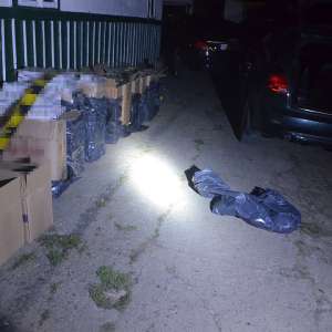 Aproximativ 20.000 de pachete cu țigări și patru autoturisme confiscate pentru contrabandă, la frontiera de nord