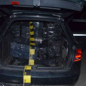 Aproximativ 20.000 de pachete cu țigări și patru autoturisme confiscate pentru contrabandă, la frontiera de nord