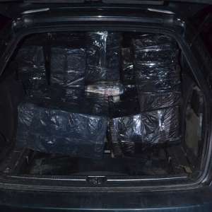Aproximativ 20.000 de pachete cu țigări și patru autoturisme confiscate pentru contrabandă, la frontiera de nord