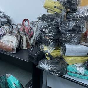 Bunuri contrafăcute, în valoare de 57.000 lei, descoperite ascunse într-un autocar