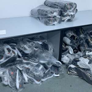 Bunuri contrafăcute, în valoare de 57.000 lei, descoperite ascunse într-un autocar