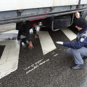 Doi cetăţeni străini depistați în timp ce încercau să intre ilegal în ţara noastră