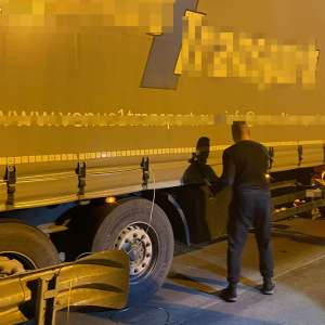 65 de cetățeni străini depistaţi ascunși în două automarfare la P.T.F. Nădlac II