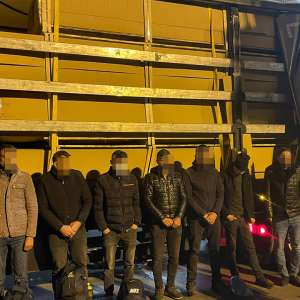 65 de cetățeni străini depistaţi ascunși în două automarfare la P.T.F. Nădlac II