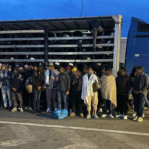 65 de cetățeni străini depistaţi ascunși în două automarfare la P.T.F. Nădlac II