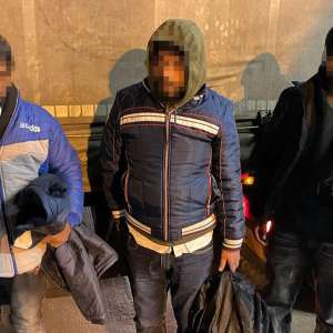 14 cetăţeni străini, ascunşi în diferite mijloace de transport, depistați de polițiștii de frontieră arădeni