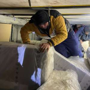 14 cetăţeni străini, ascunşi în diferite mijloace de transport, depistați de polițiștii de frontieră arădeni