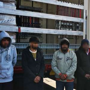 14 cetăţeni străini, ascunşi în diferite mijloace de transport, depistați de polițiștii de frontieră arădeni