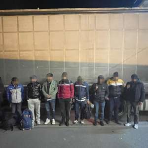 14 cetăţeni străini, ascunşi în diferite mijloace de transport, depistați de polițiștii de frontieră arădeni