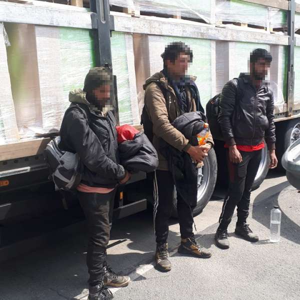 Șapte cetăţeni afro-asiatici, depistaţi ascunși în două mijloace de transport