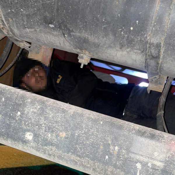3 cetățeni sirieni depistaţi ascunși pe șasiul unui autocamion, în PTF Calafat