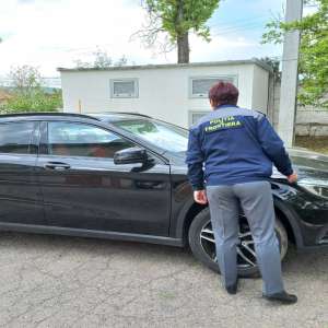 Autoturism de lux, semnalat în urmă cu o zi ca fiind furat, descoperit la Albița
