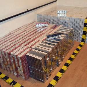 Peste 20.000 de pachete cu țigări, confiscate la frontiera de nord