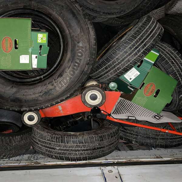 Polițiștii de frontieră sătmăreni nu au permis intrarea pe  teritoriul României a unui camion încărcat cu deșeuri