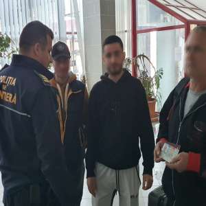 Cărţi de identitate false descoperite de poliţiştii de frontieră ieşeni
