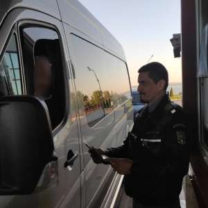 Cărţi de identitate false ascunse în încălţăminte, descoperite la controlul de frontieră