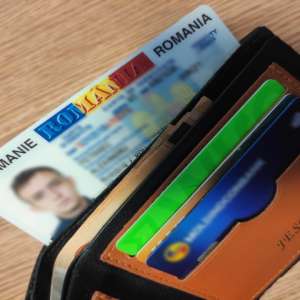 Cărţi de identitate false ascunse în încălţăminte, descoperite la controlul de frontieră