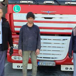 Cetățean afgan depistat ascuns pe osia unui ansamblu rutier