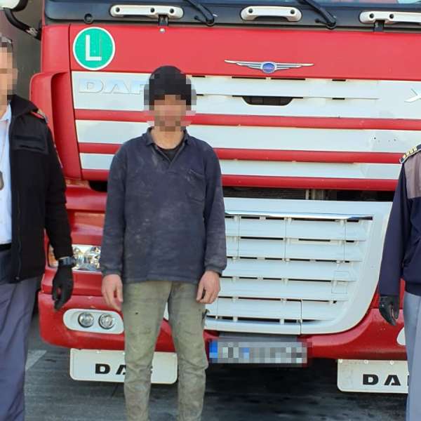 Cetățean afgan depistat ascuns pe osia unui ansamblu rutier
