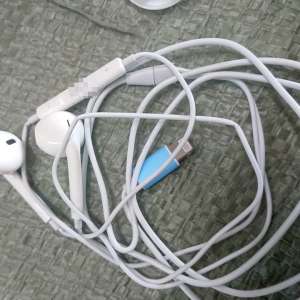 Căști audio, în valoare de 70.000 lei dacă ar fi fost originale, depistate într-un container în Portul Constanța