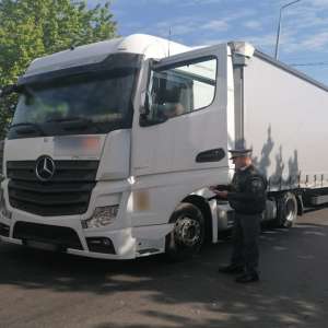 Conducea o autoutilitară, deşi avea dreptul de a conduce suspendat