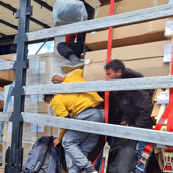 Patru cetăţeni străini, depistaţi ascunşi într-o autoutilitară care transporta profile de aluminiu