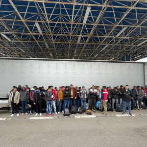 Ascunşi în două TIR-uri, încărcate cu frigidere şi diverse bunuri, 59 de migranţi au încercat să treacă frontiera ilegal, în Ungaria