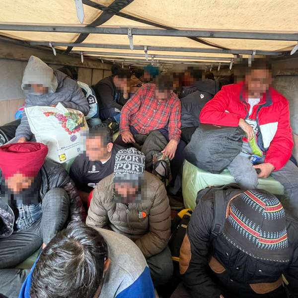 Ascunşi în două TIR-uri, încărcate cu frigidere şi diverse bunuri, 59 de migranţi au încercat să treacă frontiera ilegal, în Ungaria
