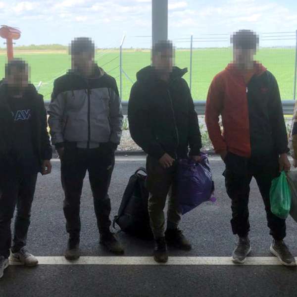 Ascunşi printre motoare electrice într-un TIR, 5 cetăţeni străini au încercat să ajungă în vestul Europei