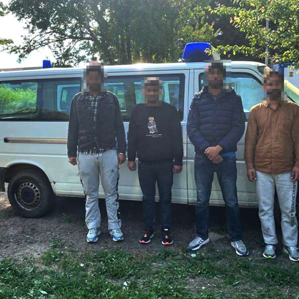 Patru cetăţeni indieni și un sirian depistaţi într-un autoturism, în zona de frontieră