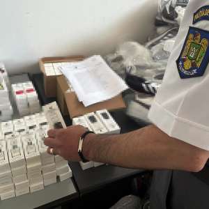 Bunuri contrafăcute, în valoare de peste 110.000 lei, descoperite în două autocare, la P.T.F Giurgiu