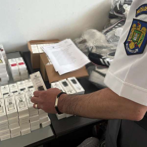 Bunuri contrafăcute, în valoare de peste 110.000 lei, descoperite în două autocare, la P.T.F Giurgiu