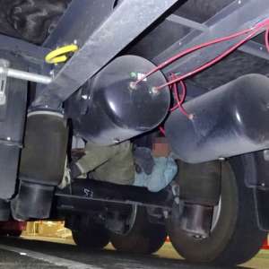 Cetățean palestinian ascuns pe șasiul unui autocamion