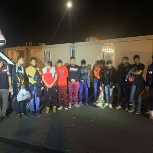 Ascunşi în două TIR-uri, încărcate cu mobilă şi paleți, 27 de migranţi au încercat să treacă frontiera ilegal, în Ungaria