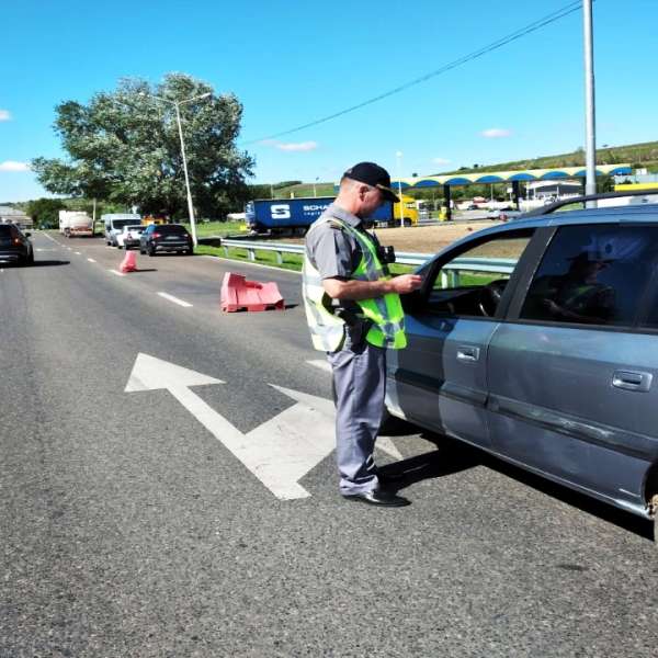 La volanul unui autoturism, în trafic, fără drept