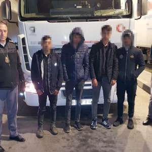 Patru cetățeni afgani ascunşi într-un autocamion, depistaţi la P.T.F. Giurgiu
