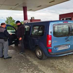A încercat să părăsească România cu un auto radiat din circulaţie
