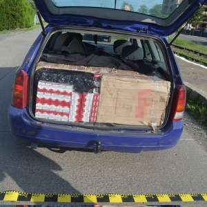 Mașină încărcată cu țigări, oprită în trafic  de polițiștii de frontieră suceveni
