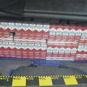 Mașină încărcată cu țigări, oprită în trafic  de polițiștii de frontieră suceveni