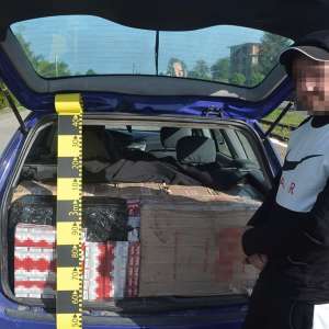 Mașină încărcată cu țigări, oprită în trafic de polițiștii de frontieră suceveni
