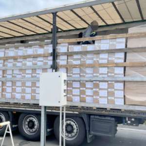 Trei cetăţeni pakistanezi, depistaţi ascunşi într-un TIR cu textile