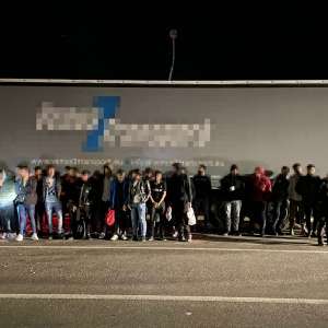 Peste o sută cetățeni străini depistaţi ascunși în trei autovehicule la PTF Nădlac și PTF Nădlac II