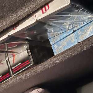 Peste 28.700 țigarete cu timbru fiscal de R. Macedonia de Nord ascunse în cabina unui ansamblu rutier, descoperite la P.T.F. Bechet