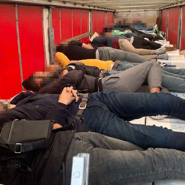 58 de migranți ascunși în TIR-uri, depistați în ultimele 24 de ore, la frontiera cu Ungaria