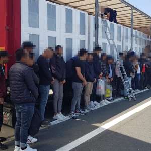58 de migranți ascunși în TIR-uri, depistați în ultimele 24 de ore, la frontiera cu Ungaria