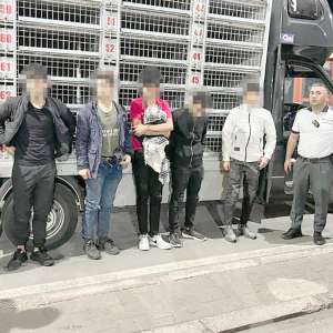 Șoferul unei autoutilitare arestat preventiv pentru trafic de migranți