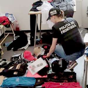 Peste 1.000 de bunuri contrafăcute ridicate în vederea confiscării  de polițiștii de frontieră mehedințeni