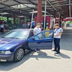 Depistaţi la volan, deși nu aveau acest drept