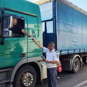 Remorcă cu număr fals de înmatriculare, depistată în trafic